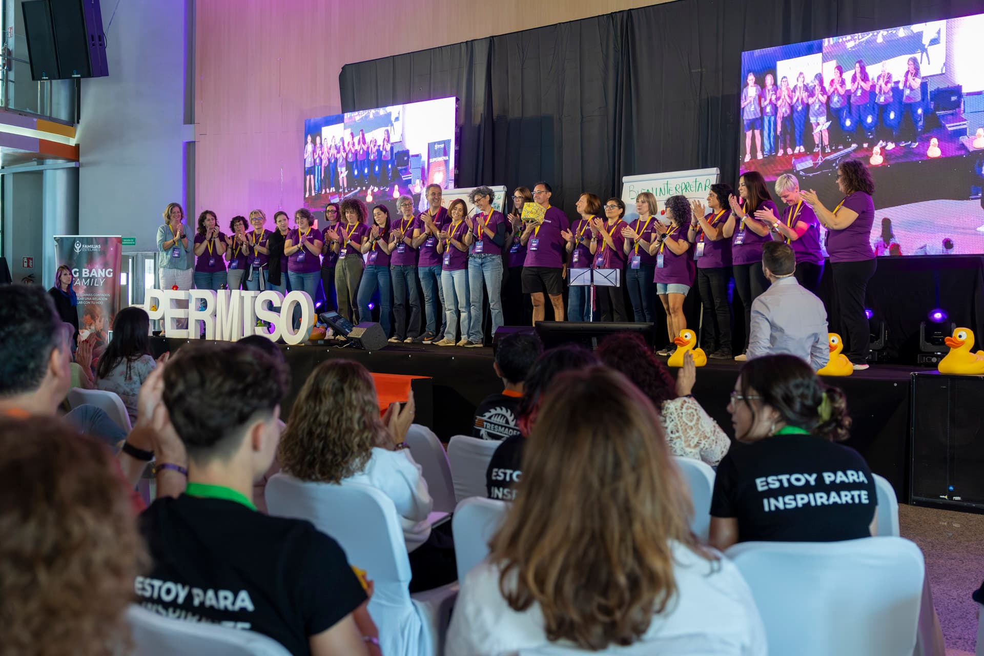 Equipo de Familias Estelares aplaudiendo tras la formación