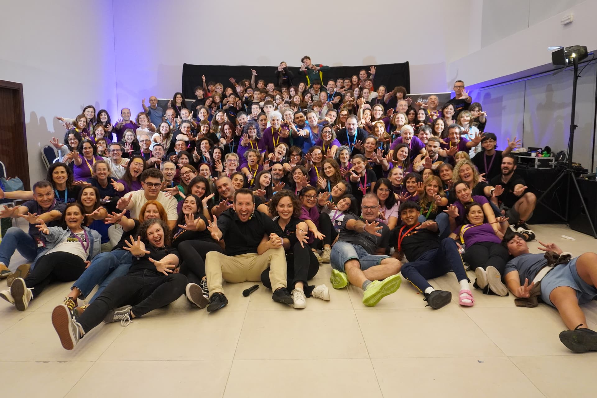 Familias reunidas en un evento de Familias Estelares