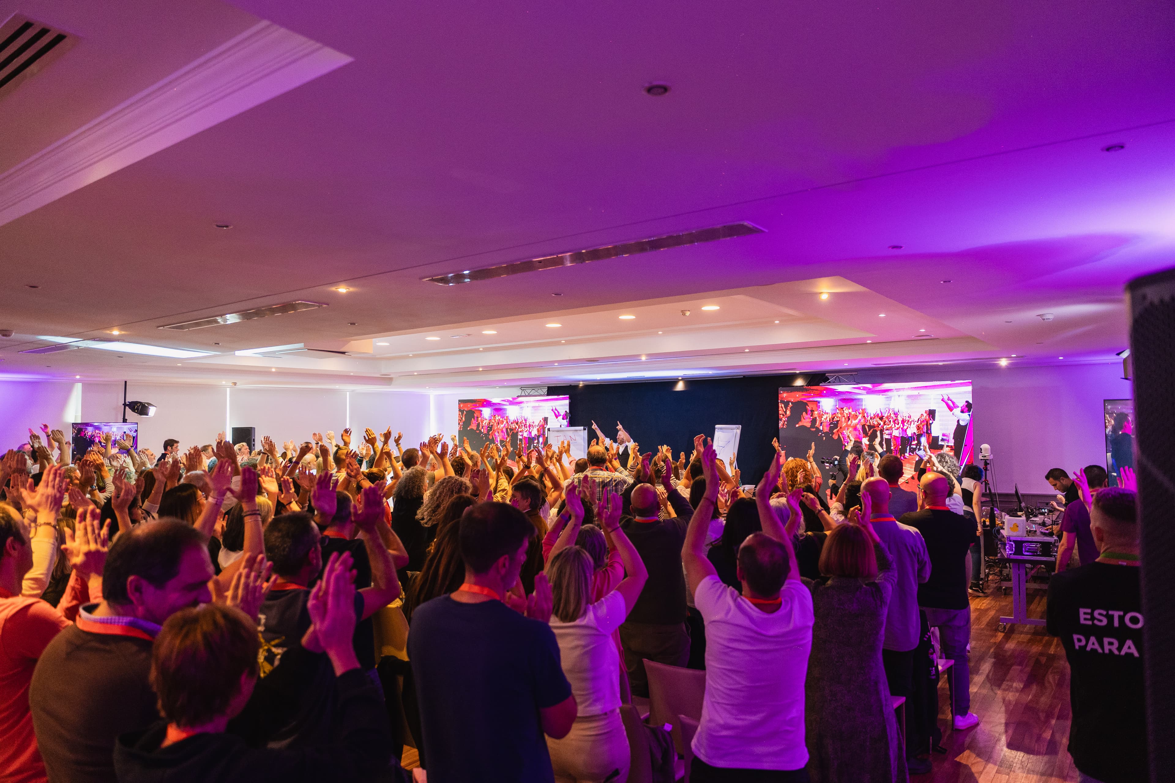 Padres atentos en una formación de Familias Estelares tomando notas